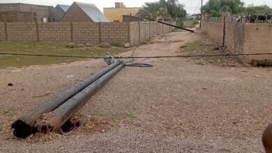 صورة عاصفة تتسبب في سقوط أعمدة كهربائية بقرية اتويفيده – كرو