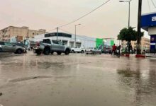 صورة تساقطات مطرية تغلق طرقا وتعيق حركة السير في نواكشوط (صور)