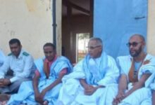 صورة والي لعصابه يقدم واجب العزاء باسم رئيس الجمهورية لأسرة الشيخ إعليه ولد سيدي يحي في كنكوصه