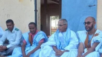 صورة والي لعصابه يقدم واجب العزاء باسم رئيس الجمهورية لأسرة الشيخ إعليه ولد سيدي يحي في كنكوصه