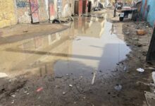 صورة تسرب أنبوب بمقاطعة لكصر يغمر منازل وحوانيت بالمياه