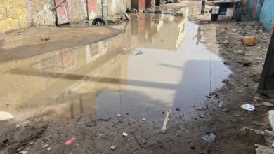صورة تسرب أنبوب بمقاطعة لكصر يغمر منازل وحوانيت بالمياه