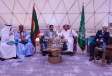 صورة مدير معرض السيرة النبوية يكرم بعض السفراء في العاصمة نواكشوط (صور)