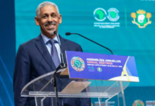 صورة ولد التاه يتعهد بمراجعة خطط الاستثمار داخل البنك الإفريقي للتنمية