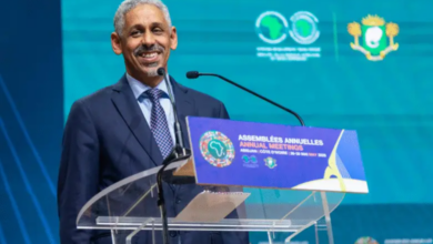 صورة ولد التاه يتعهد بمراجعة خطط الاستثمار داخل البنك الإفريقي للتنمية