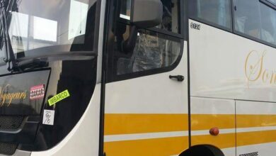 صورة حافلة سونف تتعرض لعملية تفتيش من قبل عصابة بمنطقة “جمجومه” الواقعة ببن “النور” و”كوكي”