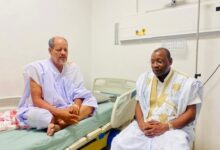 صورة رئيس حزب الإنصاف يزور أحمد ولد مختيري بعد عملية جراحية ناجحة