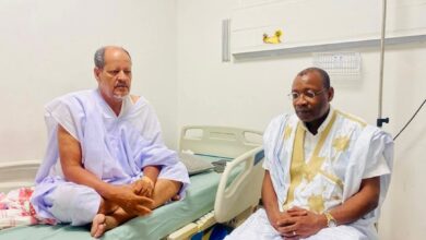 صورة رئيس حزب الإنصاف يزور أحمد ولد مختيري بعد عملية جراحية ناجحة