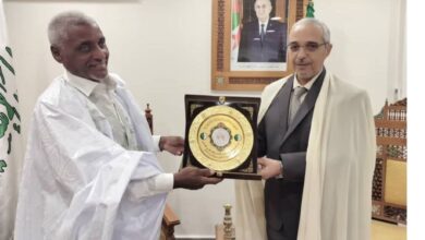 صورة رئيس المجلس الإسلامي الأعلى الجزائري يستقبل رئيس مهرجان لحويطات الدولي للتنمية والثقافة