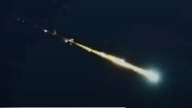 صورة جسم مضيء مجهول يعبر سماء ولايات الداخل ويسقط قرب الرشيد