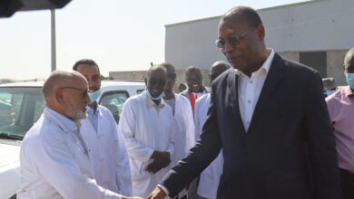 صورة وزير التنمية الحيوانية يتفقد مسالخ نواكشوط للاطلاع على ظروف العمل والإجراءات الصحية (صور)