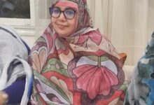 صورة النائب فاطمة بنت أجيد تتبرع بكميات من الزي المدرسي لصالح طلبة مدارس النعمة