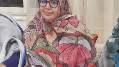 صورة النائب فاطمة بنت أجيد تتبرع بكميات من الزي المدرسي لصالح طلبة مدارس النعمة