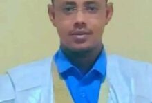 صورة الفاعل الاقتصادي أحمدو ولد التار يتكفل بجزء من الزي المدرسي بقرية المقام بمقاطعة تمبدغة