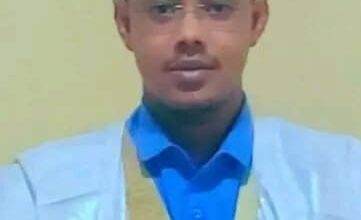 صورة الفاعل الاقتصادي أحمدو ولد التار يتكفل بجزء من الزي المدرسي بقرية المقام بمقاطعة تمبدغة