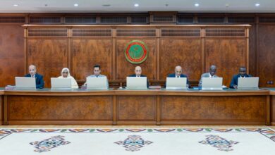 صورة مجلس الوزراء يصادق على مراسيم جديدة ويهنئ العمال على تنظيم التمثيلية النقابية (بيان)