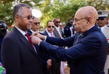صورة توشيح الدكتور محمد ولد اصوينع بوسام فارس في نظام الاستحقاق الوطني