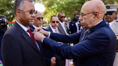 صورة توشيح الدكتور محمد ولد اصوينع بوسام فارس في نظام الاستحقاق الوطني