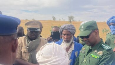 صورة درك جكني يسلم معتقلين ماليين بقرية جمي ببلدية المبروك لرئيس مركز بله الإداري