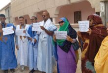 صورة عمال معهد عبد الله بن ياسين بنواذيبو يطالبون بالترسيم وتحسين أوضاعهم المهنية