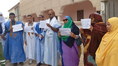 صورة عمال معهد عبد الله بن ياسين بنواذيبو يطالبون بالترسيم وتحسين أوضاعهم المهنية
