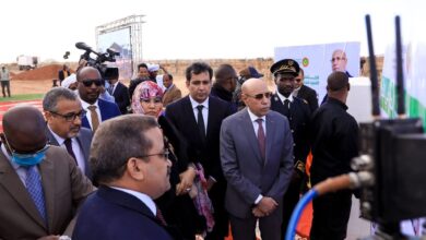 صورة رئيس الجمهورية يضع حجر الأساس للمستشفى الجهوي الجديد في أكجوجت (صور)