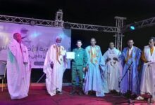 صورة لجنة إشراف النسخة الأولى من مهرجان البادية تكرم الولي الصالح شيخنا ولد يب ولد التار في السهرة الختامية