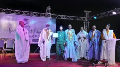 صورة لجنة إشراف النسخة الأولى من مهرجان البادية تكرم الولي الصالح شيخنا ولد يب ولد التار في السهرة الختامية