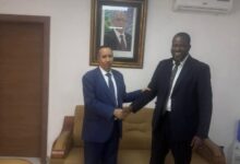 صورة النائب ممادو دمبا با يبحث مع عمدة تفرغ زينه قضايا السوق والباعة ويؤكدان التنسيق لخدمة المواطنين
