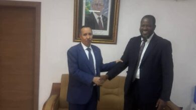 صورة النائب ممادو دمبا با يبحث مع عمدة تفرغ زينه قضايا السوق والباعة ويؤكدان التنسيق لخدمة المواطنين