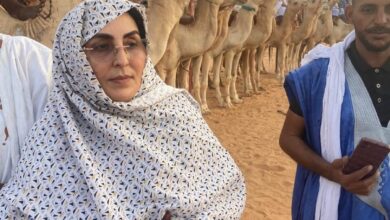 صورة النائب أمقيرة بنت الوداني في طليعة حاضري العرض التجريبي لمهرجان البادية