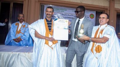 صورة وزير الثقافة يكرم الفنان الموريتاني آدفيزر الفائز بجائزة “آفريما”كأفضل فنان في شمال أفريقيا لعام 2026