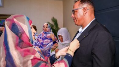 صورة وزيرة العمل الاجتماعي توشح عددا من موظفي وأطر القطاع (صور)