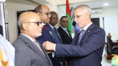 صورة مفوض حقوق الإنسان يوشح مجموعة من الموظفين والعاملين في فطاعه (أسماء)