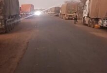 صورة احتجاز شاحنات موريتانية في معبر كوكي يفاقم معاناة الناقلين