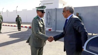 صورة وزير الشؤون الاقتصادية والتنمية، وزير المالية وكالة، يوشّح عددًا من أفراد الجمارك ومن أطر وعمال وزارة المالية (صور)