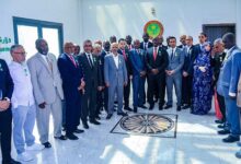 صورة وزير المعادن والصناعة يوشح مجموعة من موظفي وأطر القطاع (أسماء)