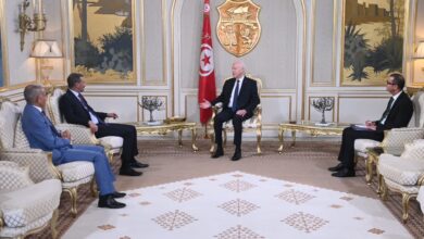 صورة مبعوثًا خاصًا لفخامة رئيس الجمهورية، معالي وزير الثقافة يسلّم رسالة خطية إلى الرئيس التونسي