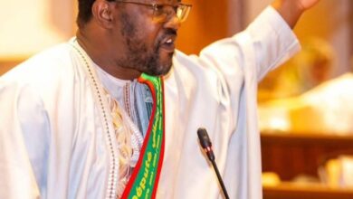 صورة النائب خالي ممادو جالو يندد بصمت البرلمان إزاء توقيف النائبتين ويصفه بخلل مؤسسي