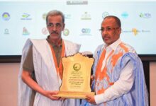 صورة وزير المعادن والصناعة يستلم درع تكريم رئيس الجمهورية ويشيد برؤية فخامته للارتقاء بقطاع الصناعة