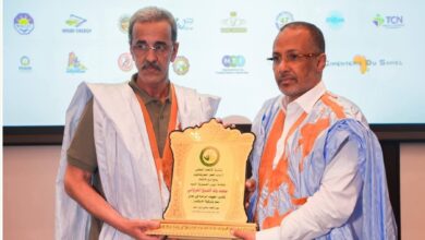 صورة وزير المعادن والصناعة يستلم درع تكريم رئيس الجمهورية ويشيد برؤية فخامته للارتقاء بقطاع الصناعة