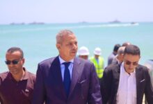 صورة ولد بناهي خلال إشرافه على إدخال زورق “مقامه” في الخدمة : التفريغ في الميناء زاد خلال الربع الأول من 2026 بنسب معتبرة ( أرقام)