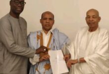 صورة منسق الحوار الوطني يستلم وثيقة من الائتلاف الوطني لمحاربة الفساد