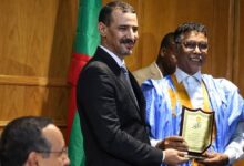صورة وزير الثقافة يكرم الصحفي سدوم ولد أبيبو ولد أيده بمناسبة تخليد اليوم العالمي لحرية الصحافة