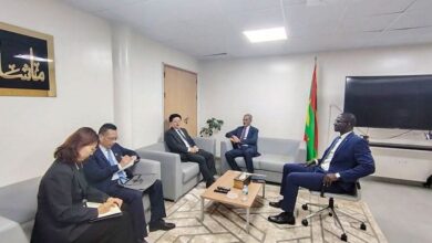 صورة وزير المعادن والصناعة يبحث مع السفير الصيني سبل تعزيز التعاون الثنائي (صور)