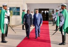 صورة الوزير المكلف بالأمانة العامة للحكومة يستقبل الوزير الأول بعد عودته من الجزائر