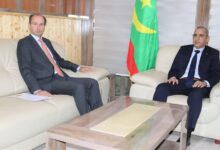 صورة وزير الداخلية يستقبل بمكتبه بنواكشوط السفير الاسباني