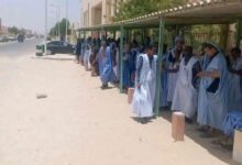 صورة احتجاج بين الأساتذة المصححين على وسائل النقل إلى مراكز التصحيح