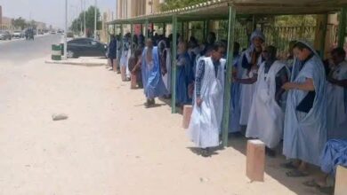 صورة احتجاج بين الأساتذة المصححين على وسائل النقل إلى مراكز التصحيح