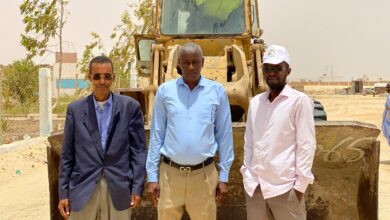 صورة بلدية الميناء تواصل جهودها لتطوير المرافق الرياضية وتبدأ بصيانة ملعب حي ترحيل 13 PK